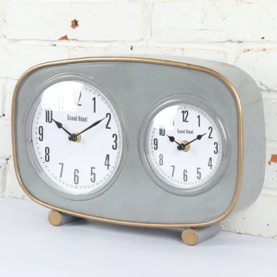 2 つの文字盤、異なるタイムゾーン、灰色の金属時計、金色の装飾的な置時計